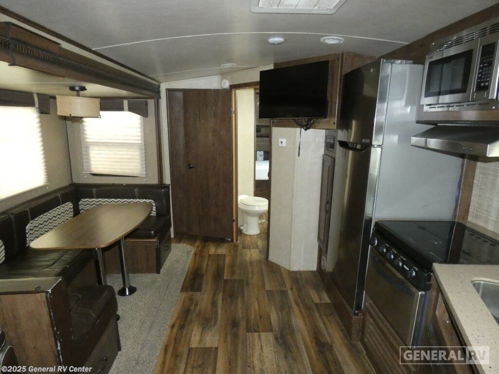 Contact us now about this 2016 Cruiser RV Radiance 28RLSS-2SL! 2016 Radiance 28RLSS-2SL by Cruiser RV from General RV Center in North Canton, Ohio