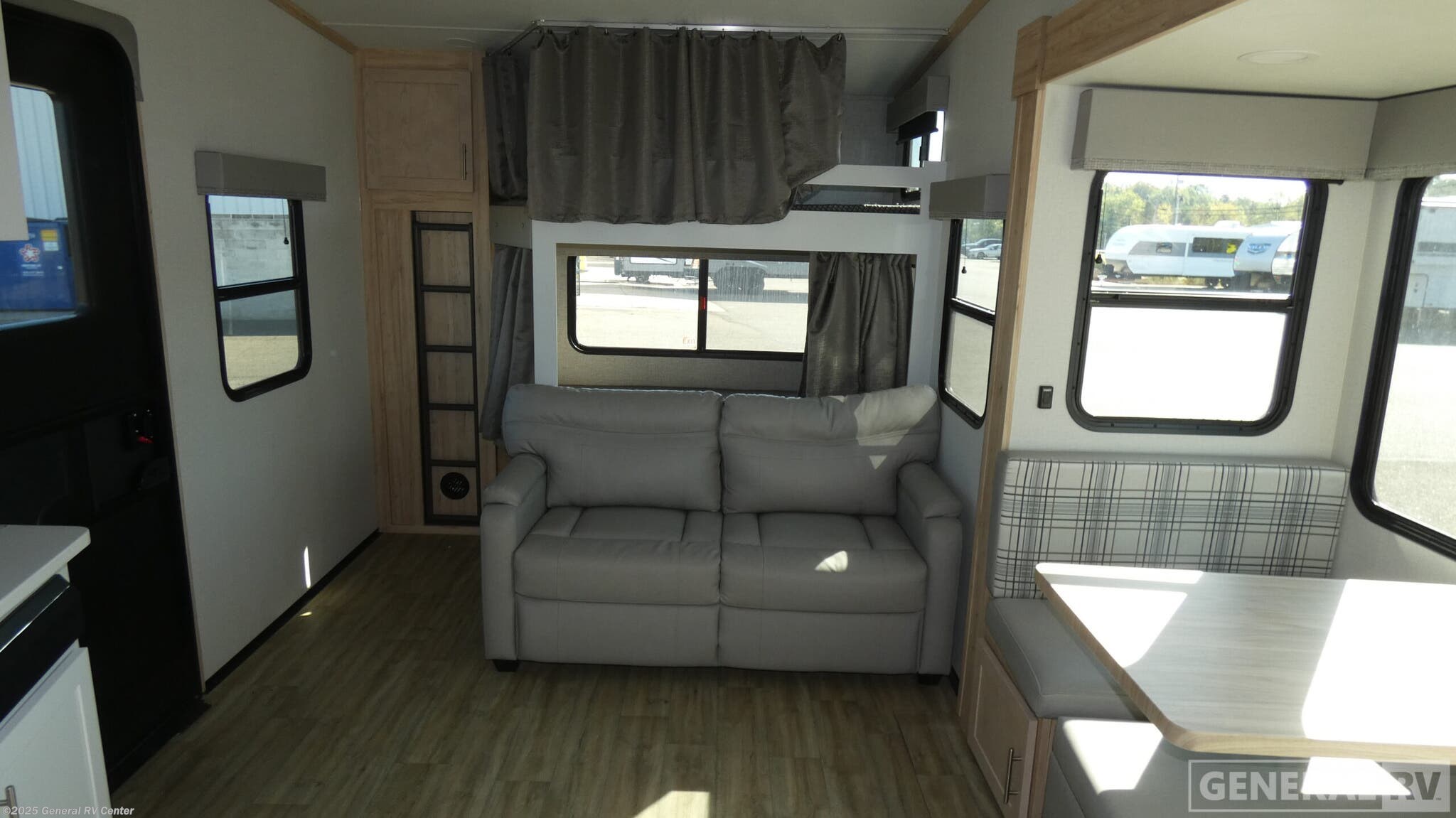 Used 2023 Alliance RV Avenue 28BH-1SL available in North Canton, Ohio