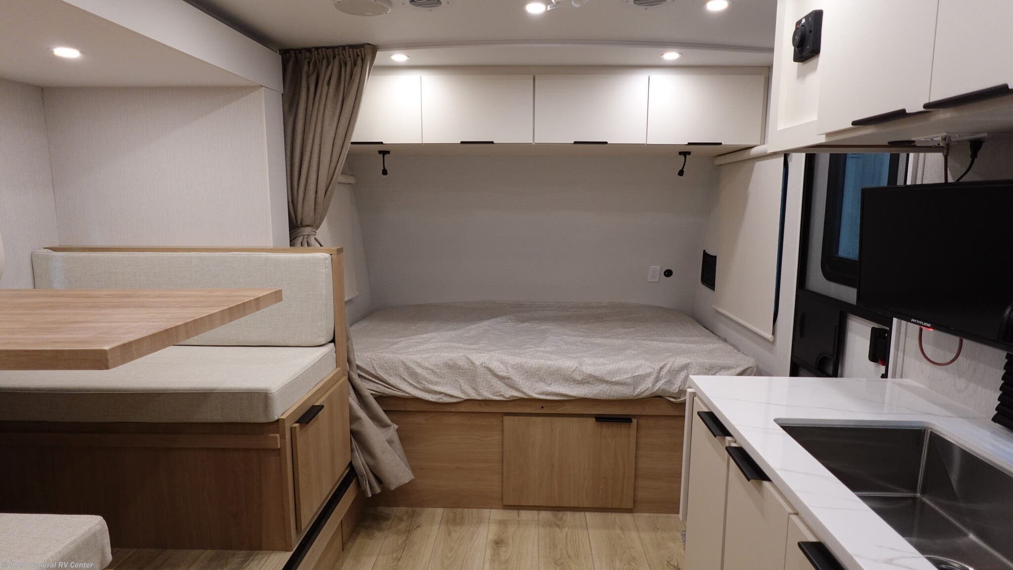 New 2026 Winnebago Micro Minnie 2100BH available in North Canton, Ohio