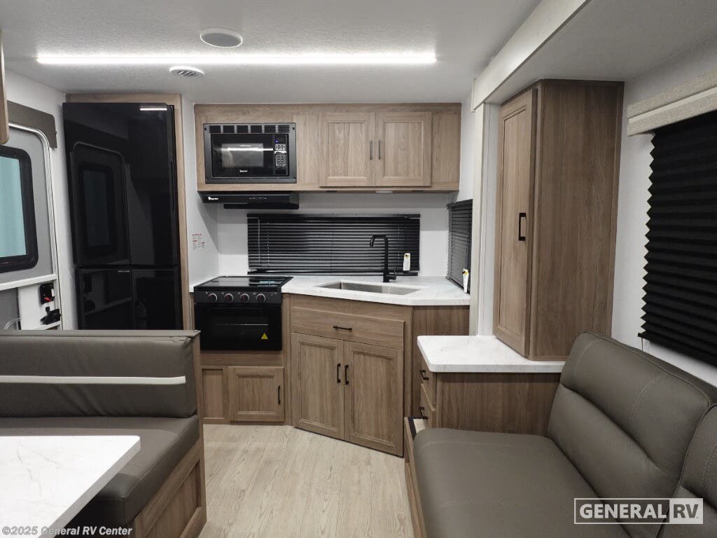 Call now about this 2026 Coachmen Freedom EXPRS 247SE! 2026 Coachmen Freedom EXPRS 247SE - New Travel Trailer For Sale by General RV Center in Huntley, Illinois