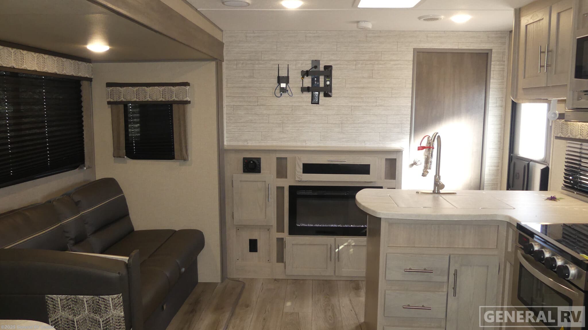 Used 2023 Coachmen Catalina Legacy 343BHTSCK available in Huntley, Illinois