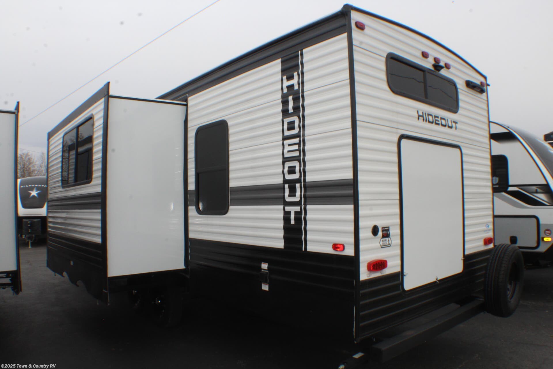 Call now about this 2025 Keystone Hideout 28BUS! 2025 Keystone Hideout 28BUS - New Travel Trailer For Sale by Town & Country RV in Clyde, Ohio