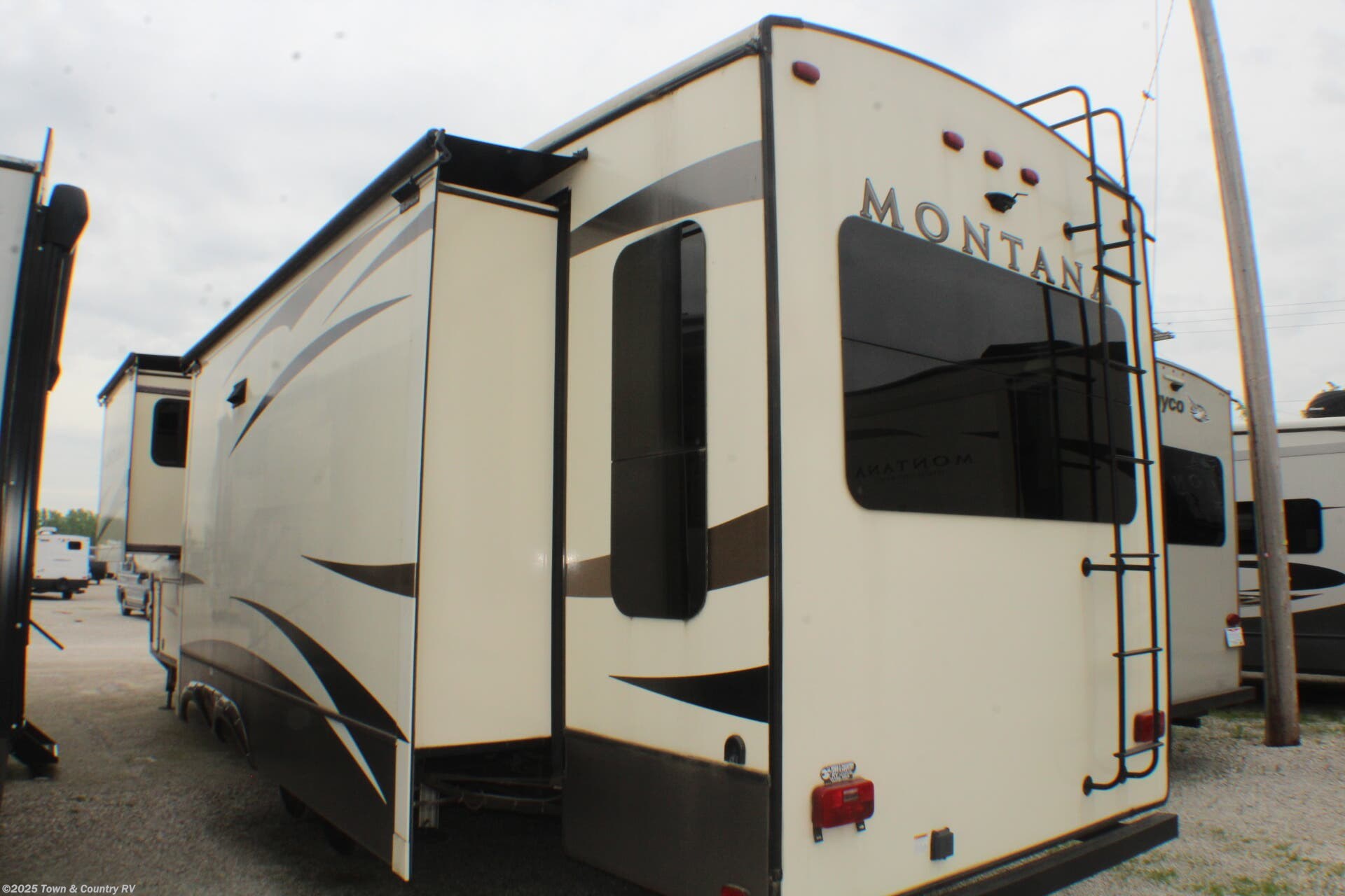 Call now about this 2016 Keystone Montana 3911FB! 2016 Keystone Montana 3911FB - Used Fifth Wheel For Sale by Town & Country RV in Clyde, Ohio