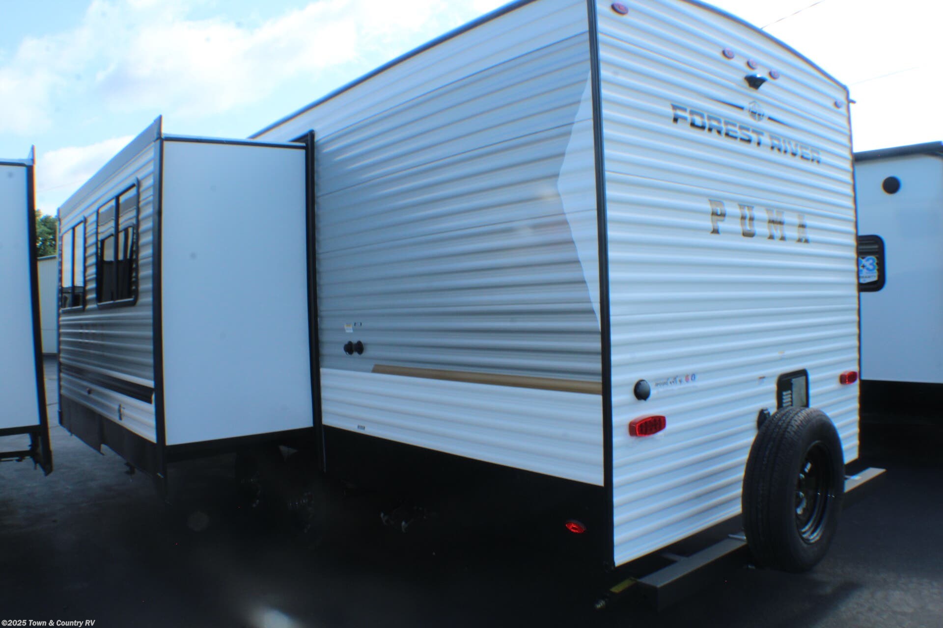 Call now about this 2026 Palomino Puma 283BHCE! 2026 Palomino Puma 283BHCE - New Travel Trailer For Sale by Town & Country RV in Clyde, Ohio