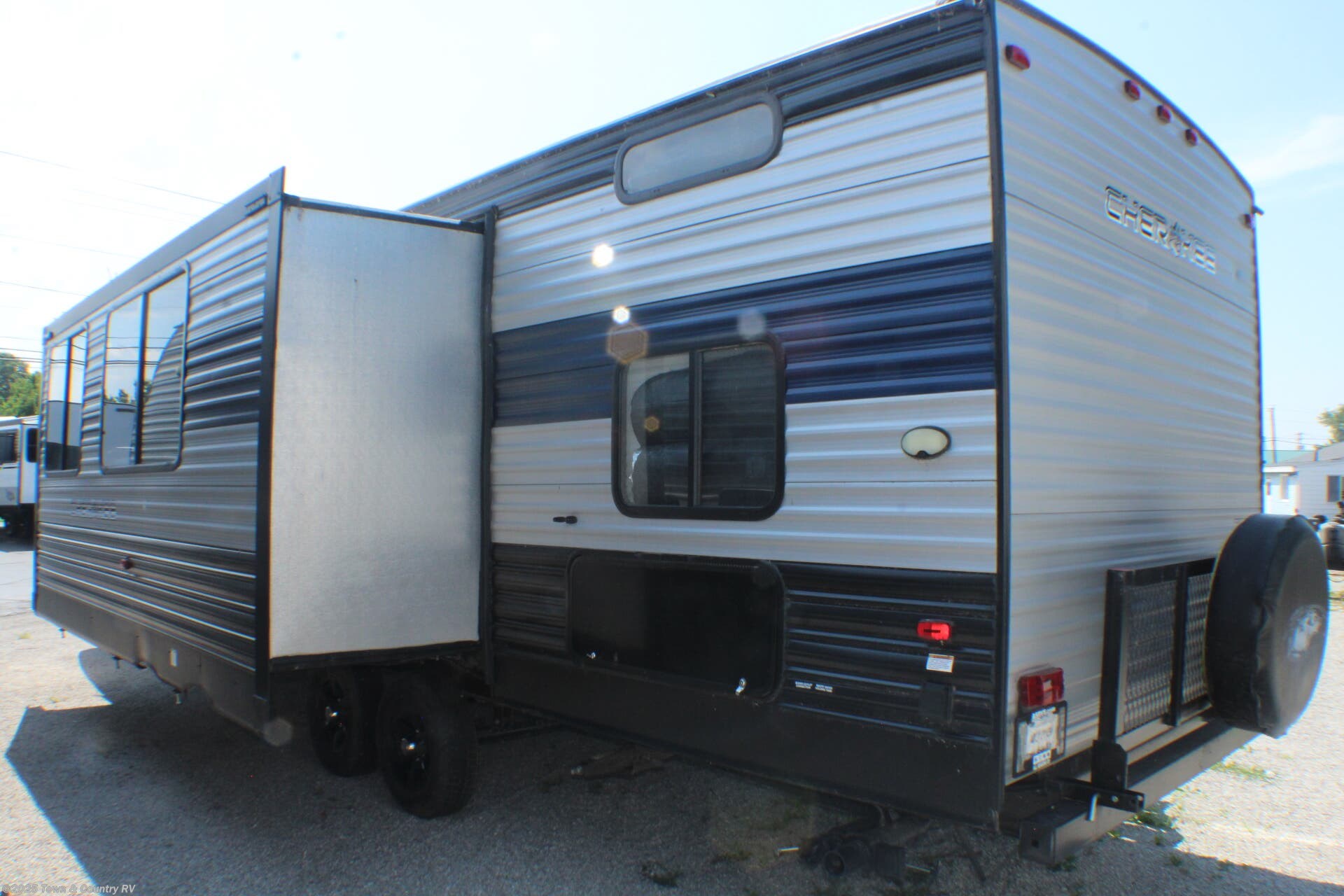 Call now about this 2021 Forest River Cherokee 284DBH! 2021 Forest River Cherokee 284DBH - Used Travel Trailer For Sale by Town & Country RV in Clyde, Ohio