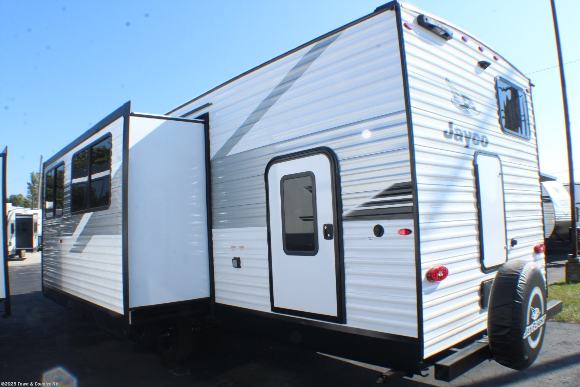 Call now about this 2026 Jayco Jay Flight SLX 295TBS! 2026 Jayco Jay Flight SLX 295TBS - New Travel Trailer For Sale by Town & Country RV in Clyde, Ohio
