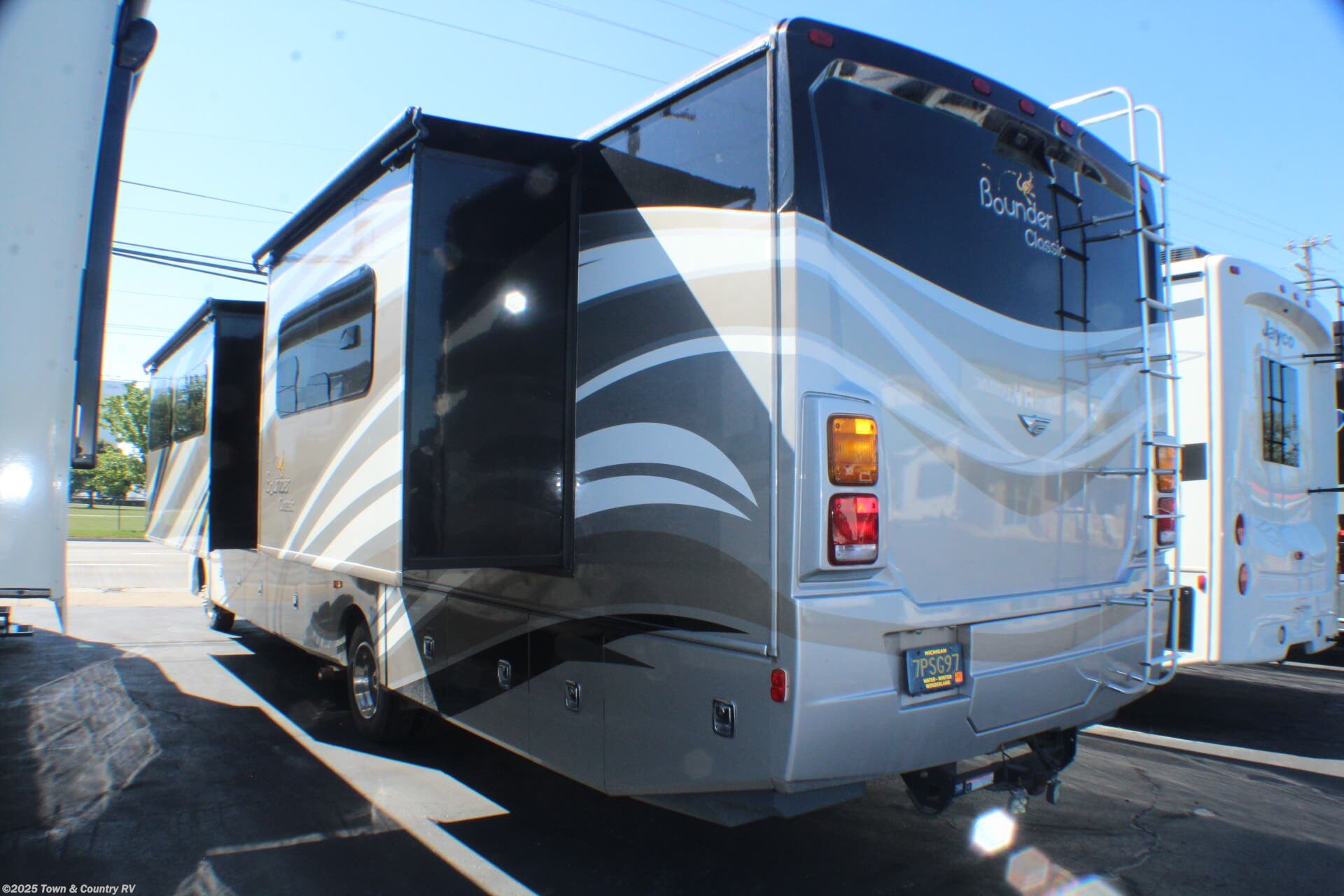 Call now about this 2015 Fleetwood Bounder Classic 36H! 2015 Fleetwood Bounder Classic 36H - Used Class A For Sale by Town & Country RV in Clyde, Ohio