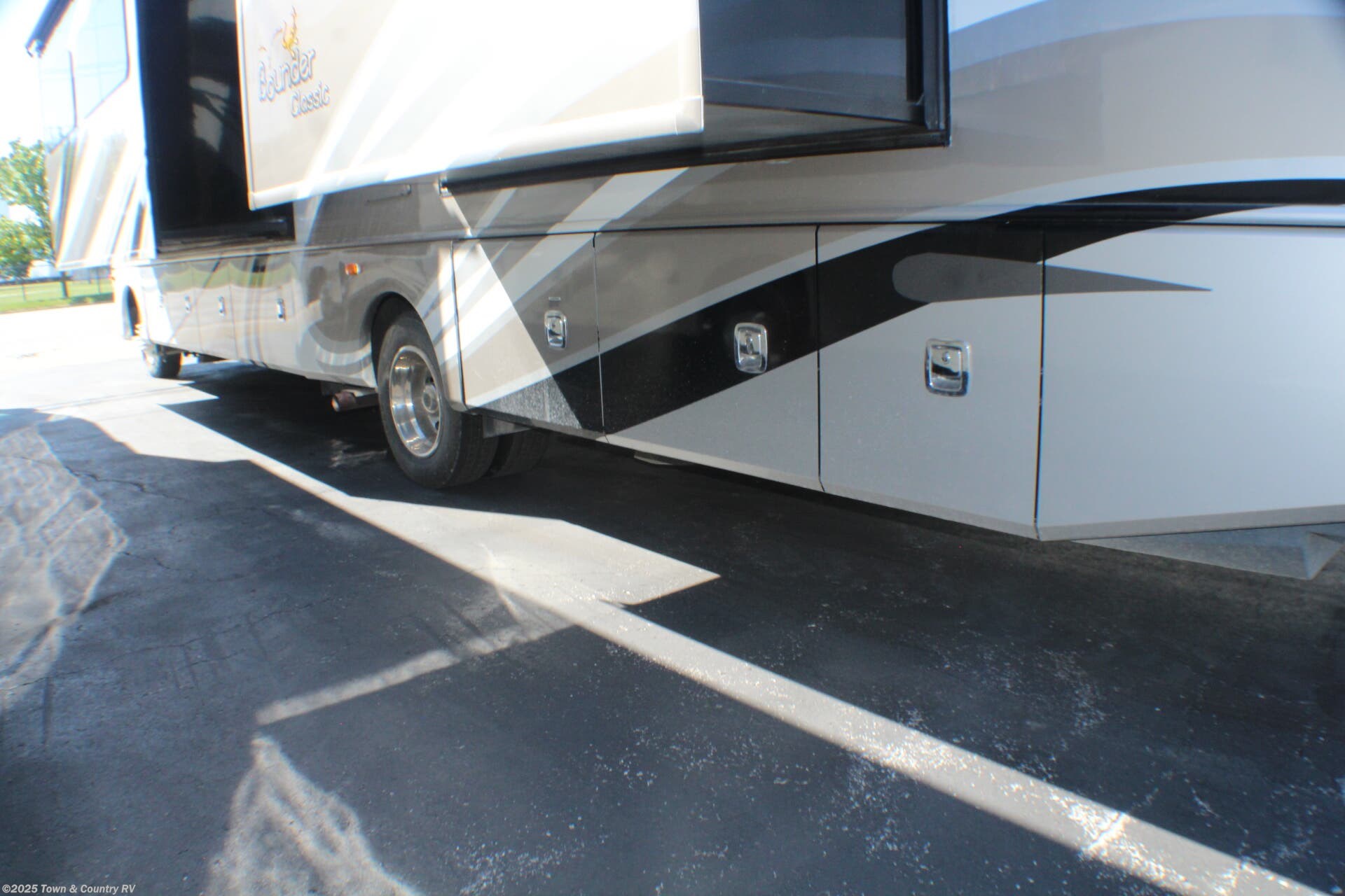 Contact us now about this 2015 Fleetwood Bounder Classic 36H! 2015 Bounder Classic 36H by Fleetwood from Town & Country RV in Clyde, Ohio