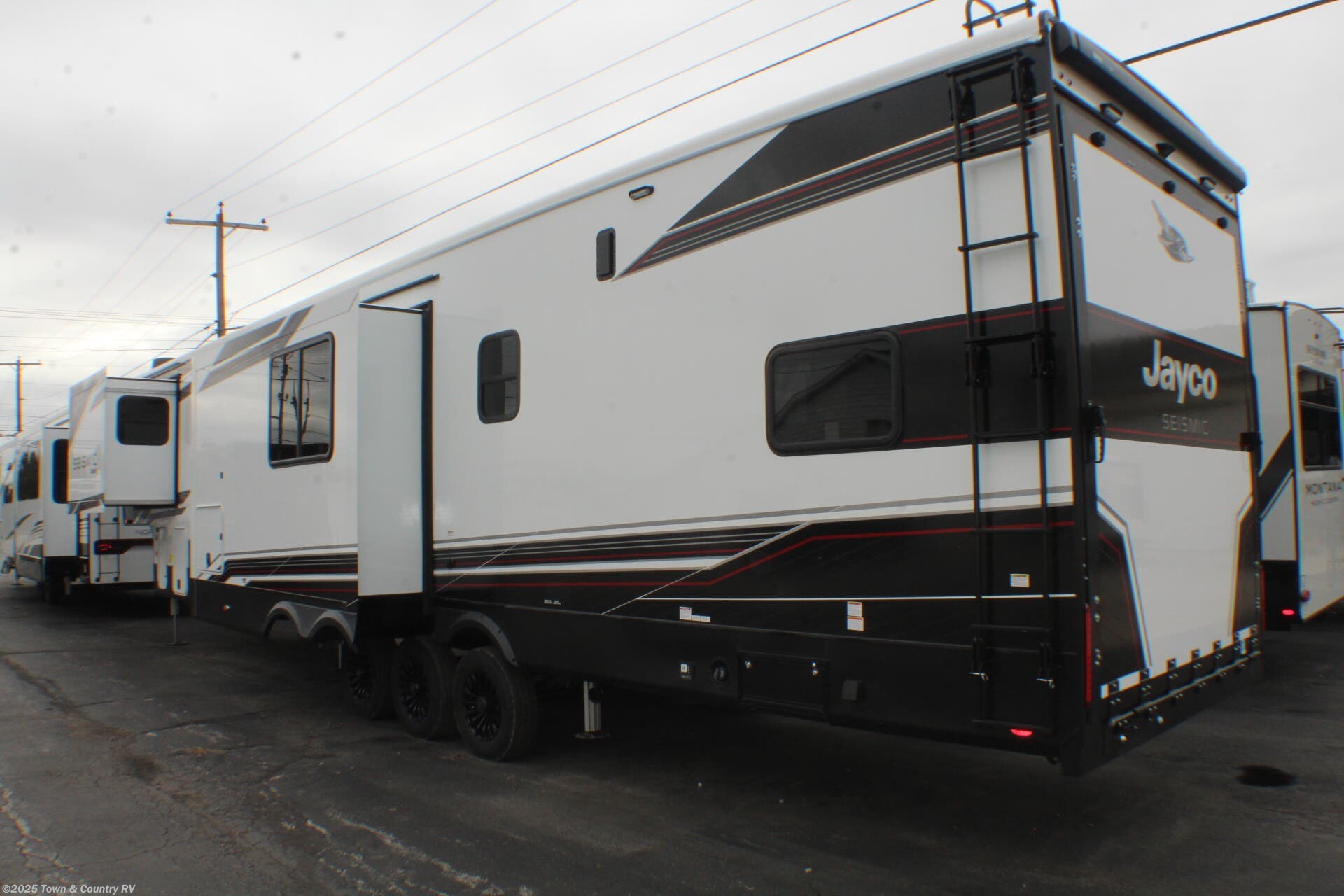 Call now about this 2026 Jayco Seismic 395! 2026 Jayco Seismic 395 - New Toy Hauler For Sale by Town & Country RV in Clyde, Ohio