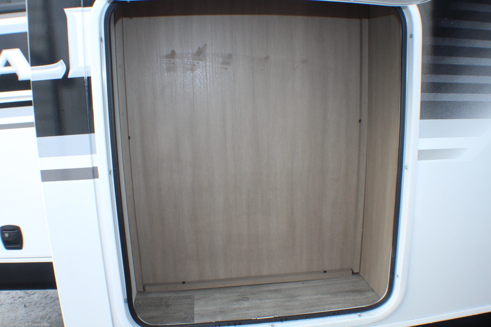 Call now about this 2026 Jayco Eagle HT 265FKDS! 2026 Jayco Eagle HT 265FKDS - New Travel Trailer For Sale by Town & Country RV in Clyde, Ohio