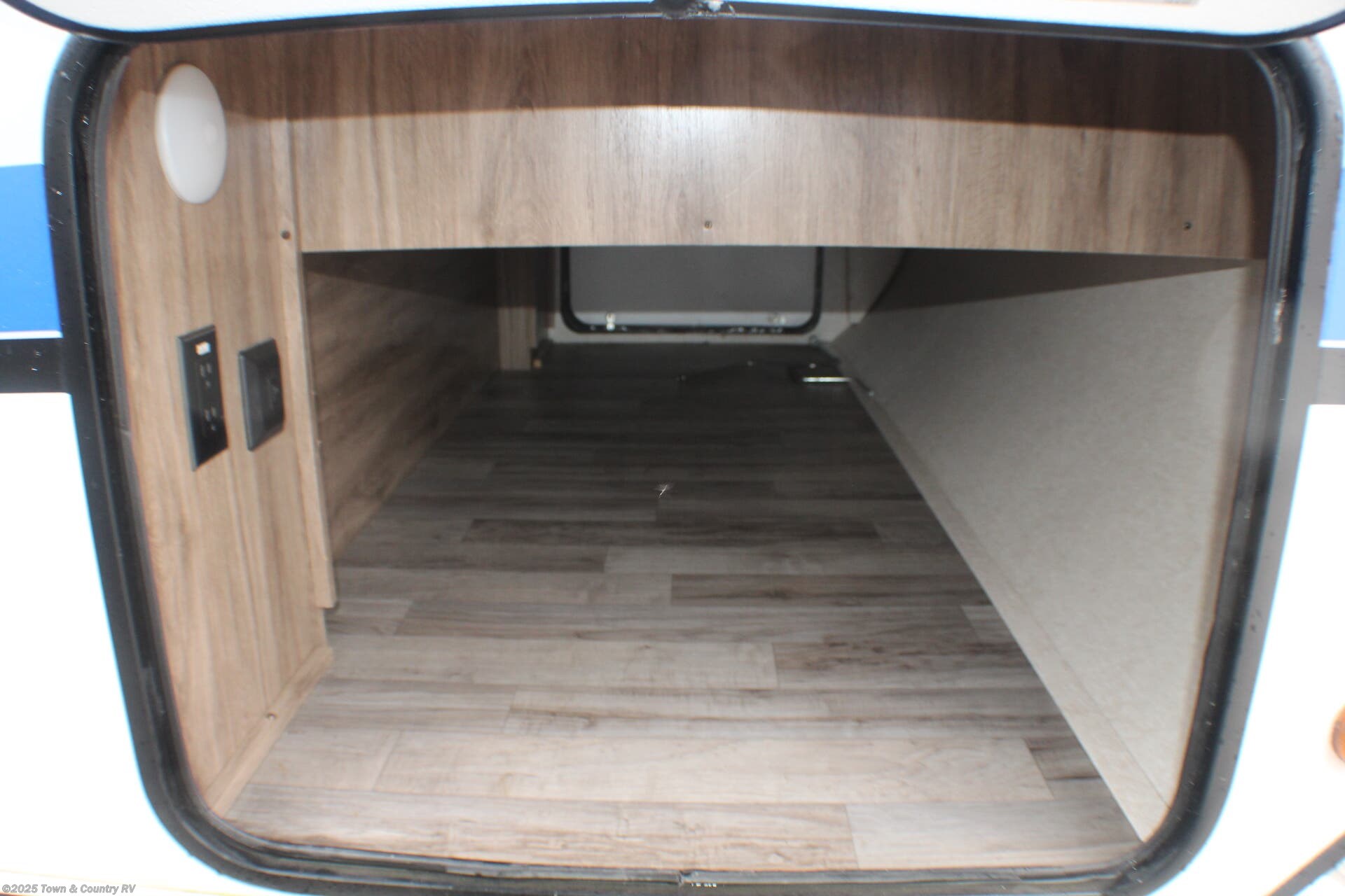 Contact us now about this 2019 Jayco Jay Feather 27RL! 2019 Jay Feather 27RL by Jayco from Town & Country RV in Clyde, Ohio