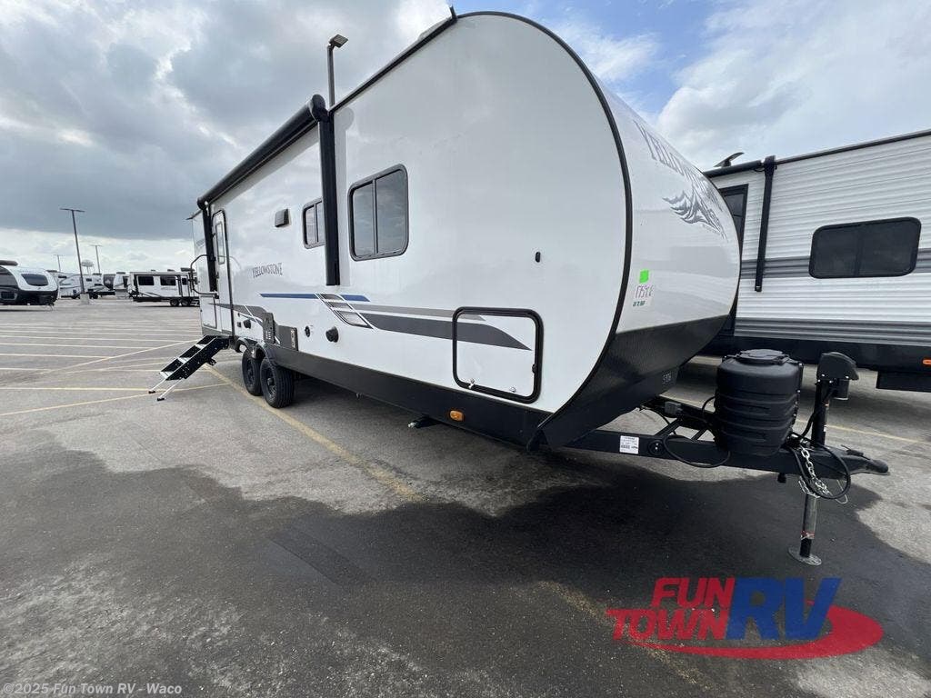 Call now about this 2025 Gulf Stream Yellowstone Ranch Edition 26RBS! 2025 Gulf Stream Yellowstone Ranch Edition 26RBS - New Travel Trailer For Sale by Fun Town RV - Waco in Hewitt, Texas