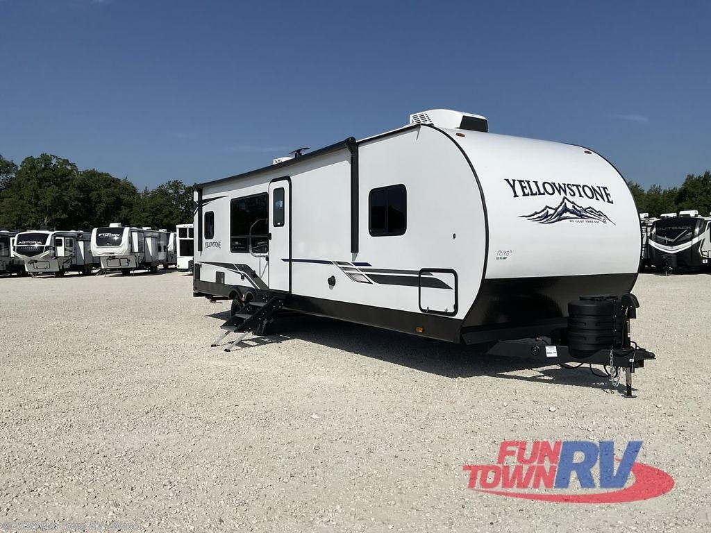Call now about this 2025 Gulf Stream Yellowstone Ranch Edition 29RKS! 2025 Gulf Stream Yellowstone Ranch Edition 29RKS - New Travel Trailer For Sale by Fun Town RV - Waco in Hewitt, Texas