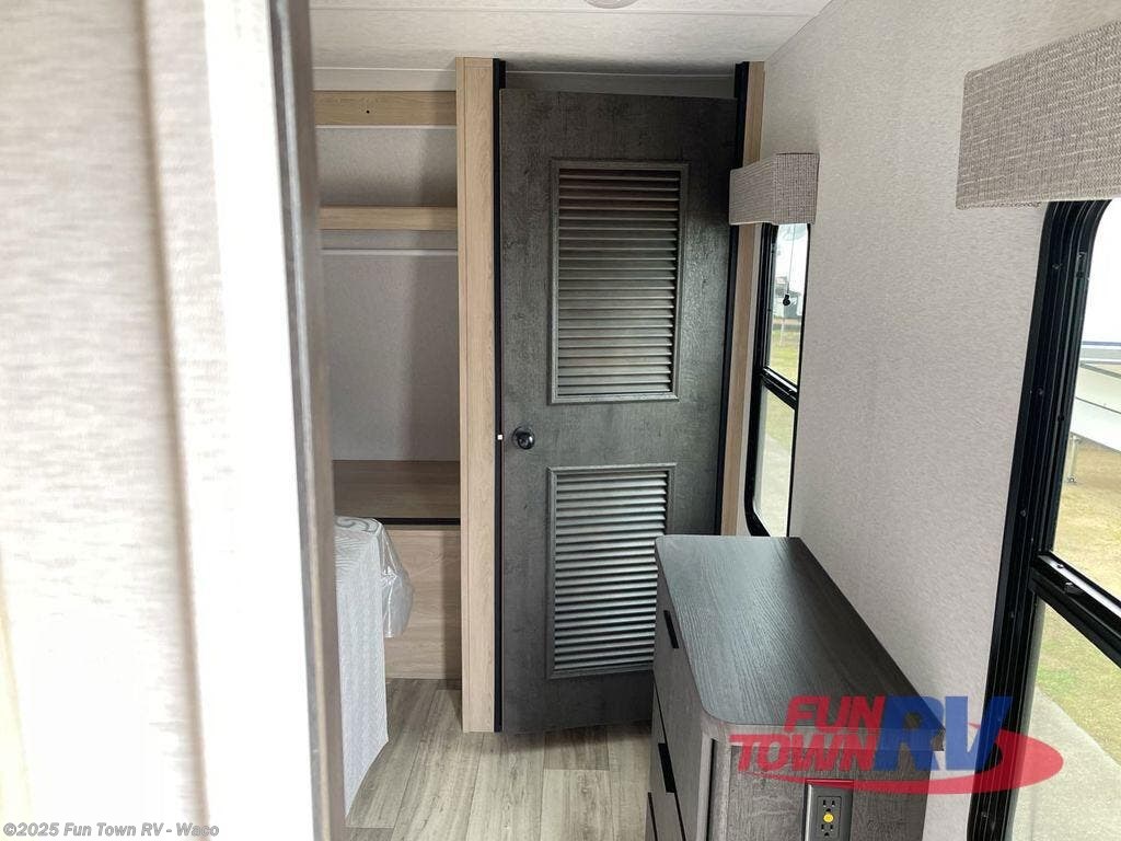 Contact us now about this 2025 CrossRoads Cruiser Aire 34BHS! 2025 Cruiser Aire 34BHS by CrossRoads from Fun Town RV - Waco in Hewitt, Texas