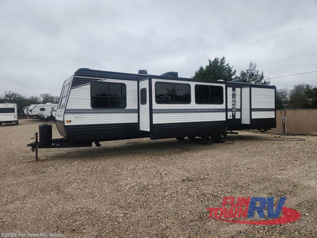 Call now about this 2023 Keystone Hideout 38FDDS! 2023 Keystone Hideout 38FDDS - Used Travel Trailer For Sale by Fun Town RV - Waco in Hewitt, Texas