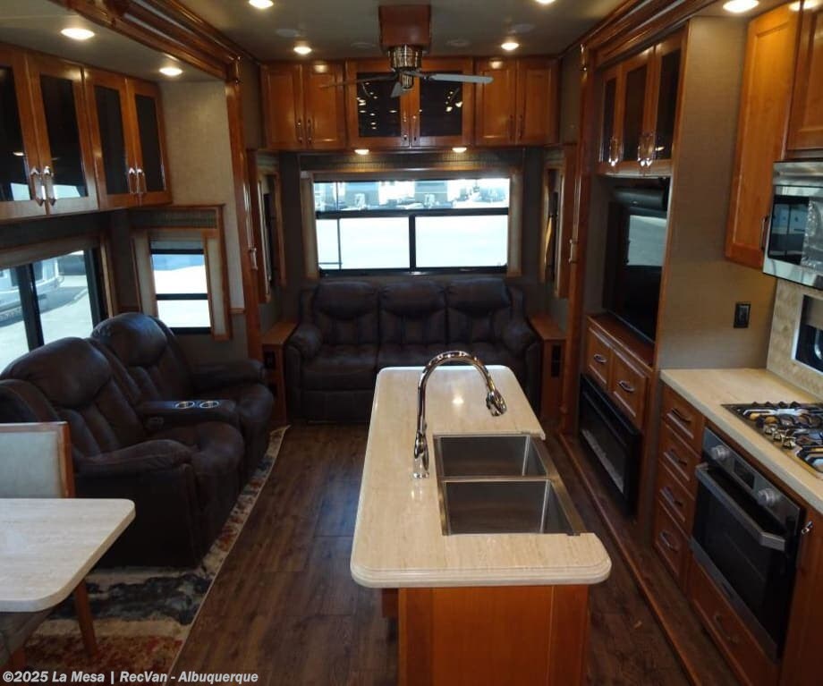 Call now about this 2019 Vanleigh Beacon 39GBB! 2019 Vanleigh Beacon 39GBB - Used Fifth Wheel For Sale by La Mesa | RecVan - Albuquerque in Albuquerque, New Mexico