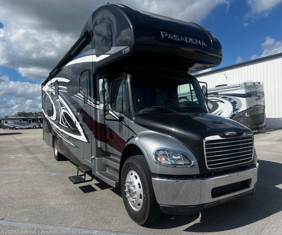Email now about this 2023 Thor Motor Coach Pasadena 38MX! Used 2023 Thor Motor Coach Pasadena 38MX available in Port St. Lucie, Florida