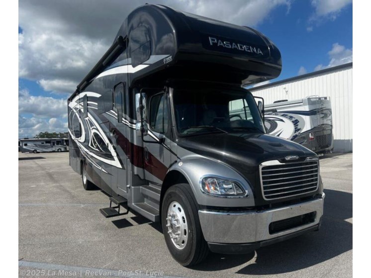 Email now about this 2023 Thor Motor Coach Pasadena 38MX! Used 2023 Thor Motor Coach Pasadena 38MX available in Port St. Lucie, Florida