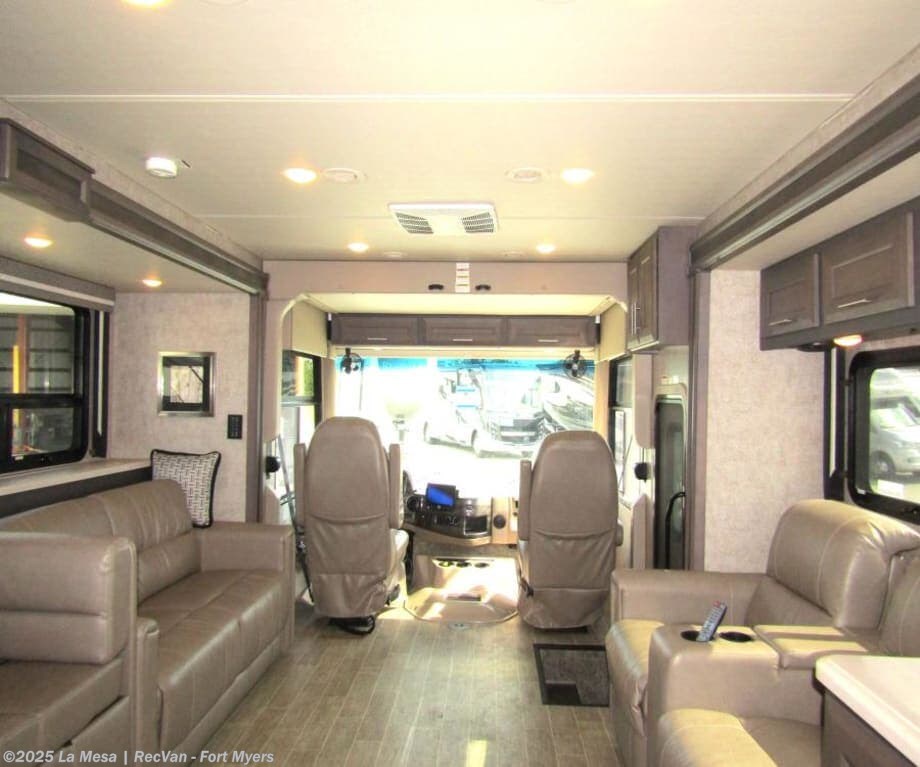Contact us now about this 2022 Thor Motor Coach Miramar 35.2! 2022 Miramar 35.2 by Thor Motor Coach from La Mesa | RecVan - Fort Myers in Fort Myers, Florida