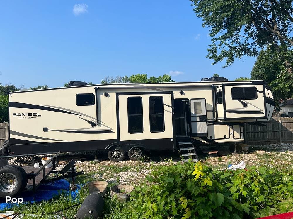 Call now about this 2022 Prime Time Sanibel 3802WB! 2022 Prime Time Sanibel 3802WB - Used Fifth Wheel For Sale by Pop RVs in Florissant, Missouri features Slideout, Air Conditioning, Awning, Leveling Jacks