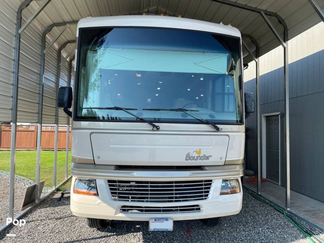 2009 Bounder 35E by Fleetwood from Pop RVs in Sequim, Washington