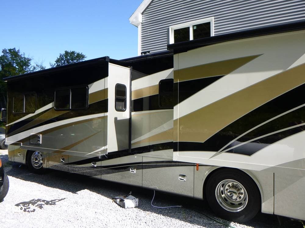 Call now about this 2021 Tiffin Allegro Red 38KA! 2021 Tiffin Allegro Red 38KA - Used Diesel Pusher For Sale by Pop RVs in Concord, New Hampshire features Generator, Air Conditioning, Leveling Jacks, Slideout, Awning
