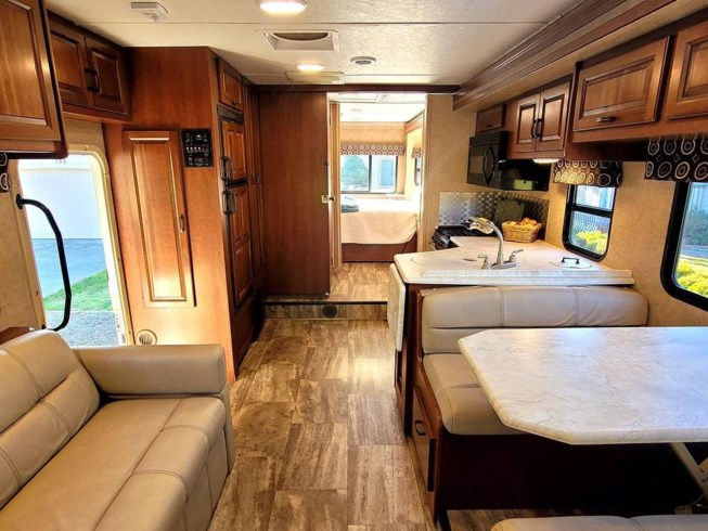 2017 Forest River Sunseeker 3050S - Used Class C For Sale by Pop RVs in Ocean Shores, Washington