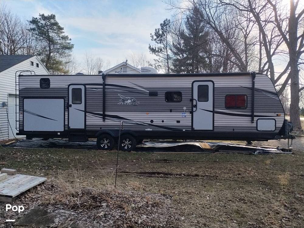 Call now about this 2021 Jayco Jay Flight 32BHDS! 2021 Jayco Jay Flight 32BHDS - Used Travel Trailer For Sale by Pop RVs in Paw Paw, Michigan features Awning, Air Conditioning, Leveling Jacks, Slideout