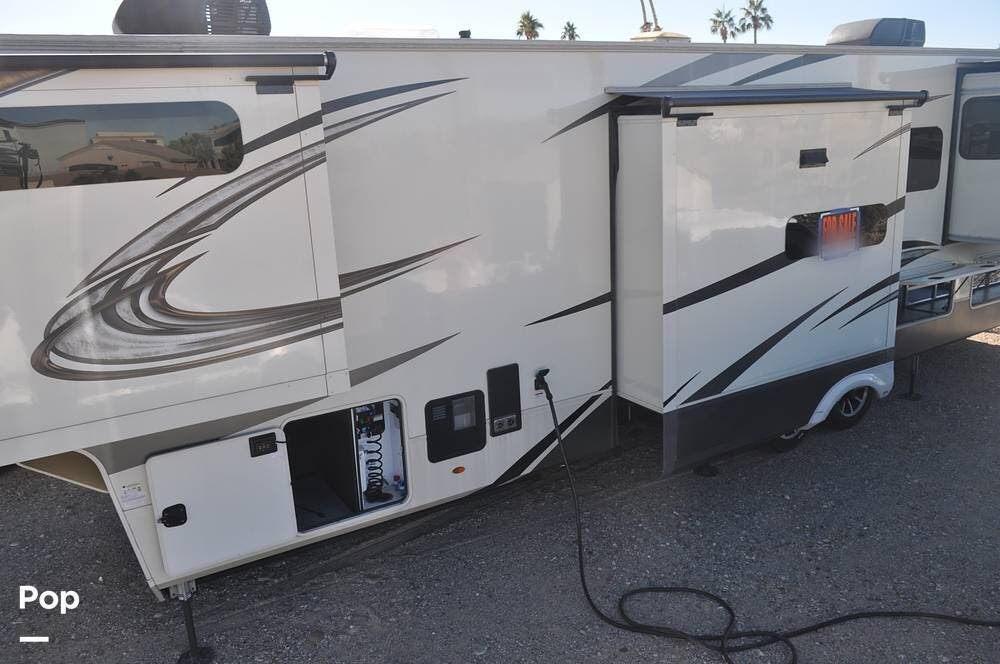 Call now about this 2021 Grand Design Solitude 375RES-R! 2021 Grand Design Solitude 375RES-R - Used Fifth Wheel For Sale by Pop RVs in Las Vegas, Nevada features Leveling Jacks, Awning, Air Conditioning, Slideout