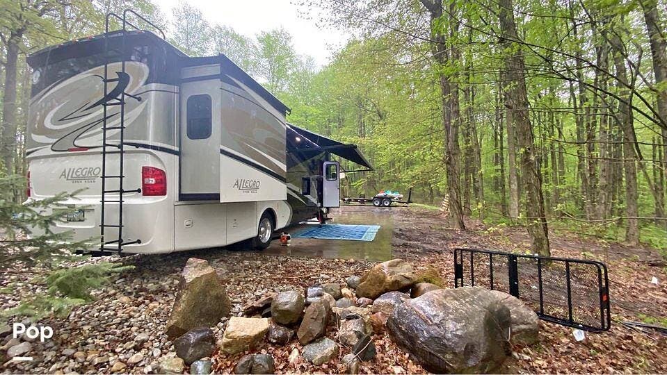 Call now about this 2015 Tiffin Allegro 32SA! 2015 Tiffin Allegro 32SA - Used Class A For Sale by Pop RVs in Kenton, Ohio features Slideout, Awning, Generator, Air Conditioning, Leveling Jacks