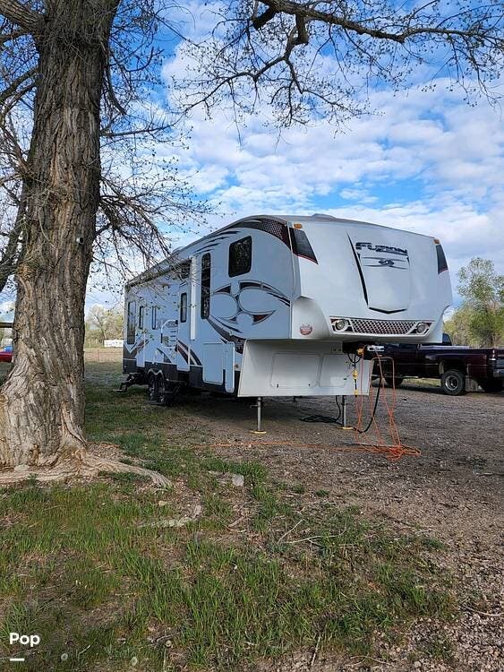 Call now about this 2011 Keystone Fuzion 322! 2011 Keystone Fuzion 322 - Used Toy Hauler For Sale by Pop RVs in Arlington, Texas features Leveling Jacks, Awning, Slideout, Air Conditioning