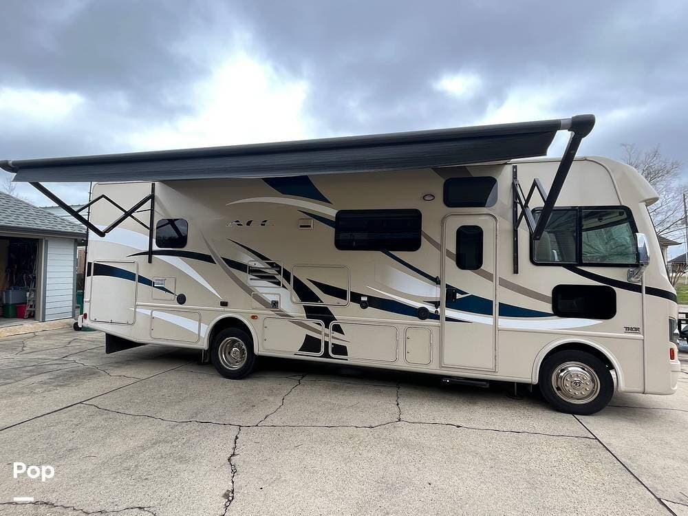 Contact us now about this 2017 Thor Motor Coach A.C.E. 30.3! 2017 A.C.E. 30.3 by Thor Motor Coach from Pop RVs in Westlake, Louisiana