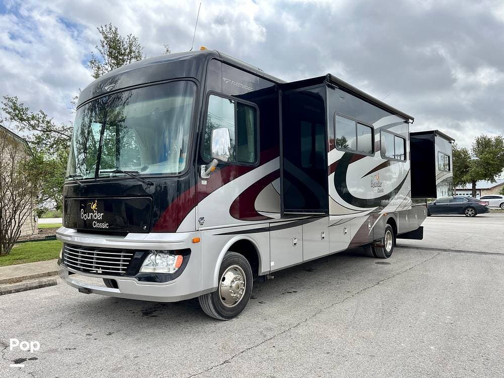 Call now about this 2011 Fleetwood Bounder Classic 34B! 2011 Fleetwood Bounder Classic 34B - Used Class A For Sale by Pop RVs in Round Rock, Texas features Slideout, Leveling Jacks, Air Conditioning, Generator, Awning