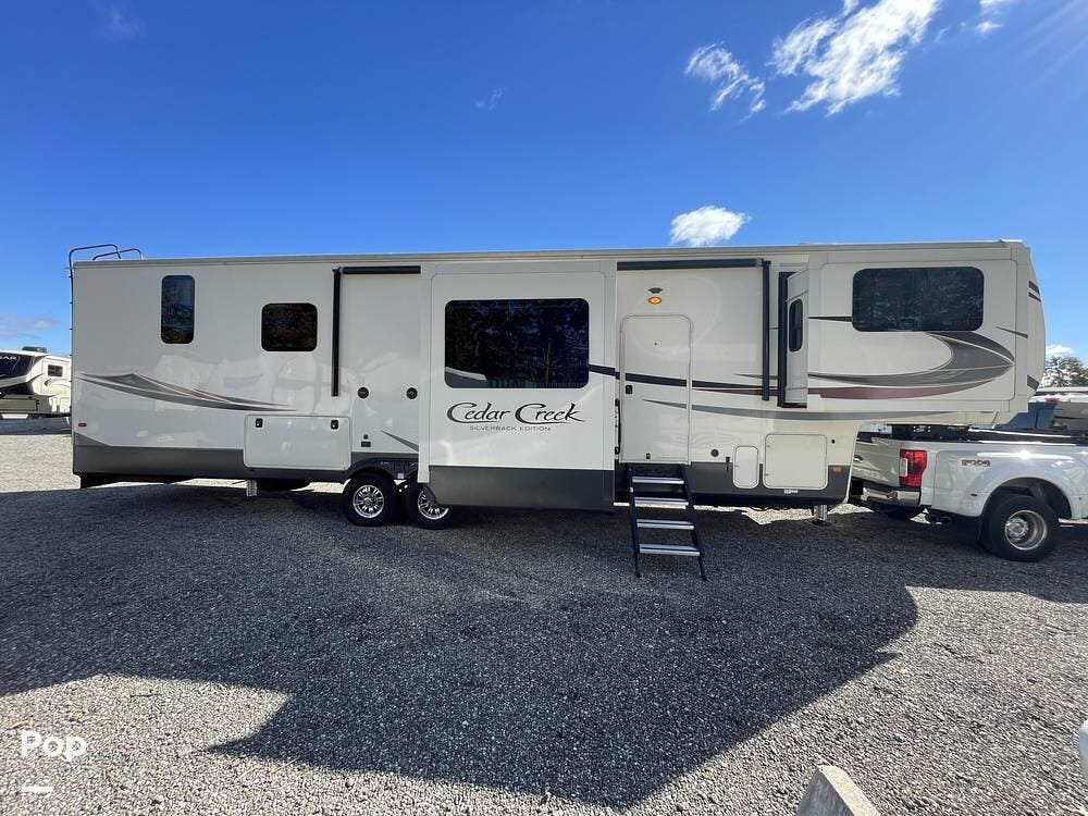 Call now about this 2020 Forest River Cedar Creek Silverback 37FLB! 2020 Forest River Cedar Creek Silverback 37FLB - Used Fifth Wheel For Sale by Pop RVs in Belleville, Michigan features Air Conditioning, Slideout, Awning