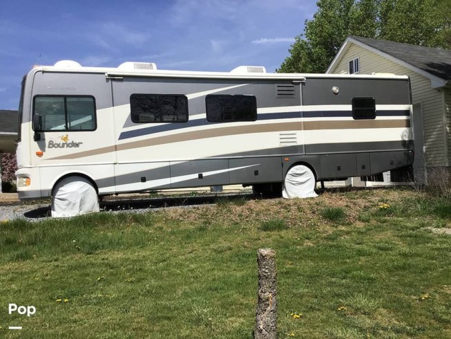 2006 Bounder 35E by Fleetwood from Pop RVs in Bunker Hill, West Virginia