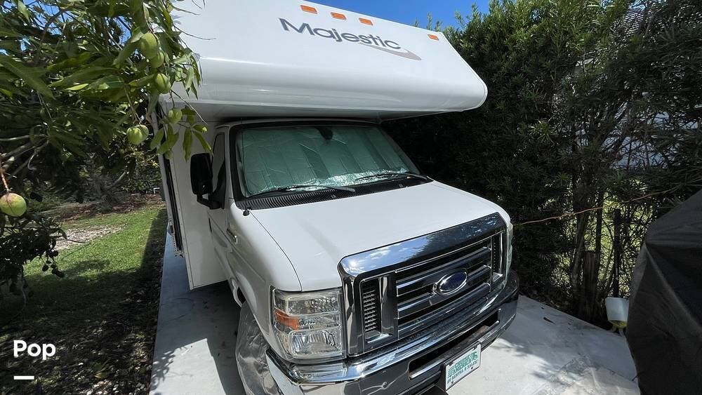 Call now about this 2012 Four Winds Majestic 28A! 2012 Four Winds Majestic 28A - Used Class C For Sale by Pop RVs in Miami, Florida features Generator, Air Conditioning, Awning