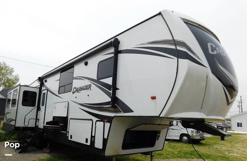 Call now about this 2021 Prime Time Crusader 382MBH! 2021 Prime Time Crusader 382MBH - Used Fifth Wheel For Sale by Pop RVs in North Canton, Ohio features Awning, Slideout, Air Conditioning, Leveling Jacks