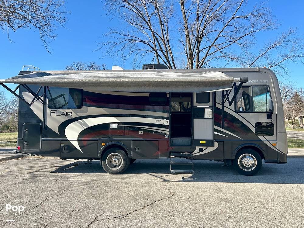 Call now about this 2016 Fleetwood Flair 26D! 2016 Fleetwood Flair 26D - Used Class A For Sale by Pop RVs in Ames, Iowa features Leveling Jacks, Air Conditioning, Generator, Slideout, Awning