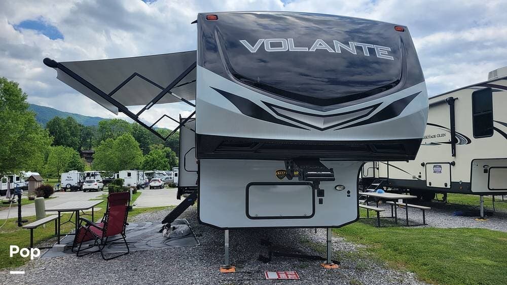 Call now about this 2020 CrossRoads Volante 326RK! 2020 CrossRoads Volante 326RK - Used Fifth Wheel For Sale by Pop RVs in Sevierville, Tennessee features Awning, Leveling Jacks, Air Conditioning, Slideout