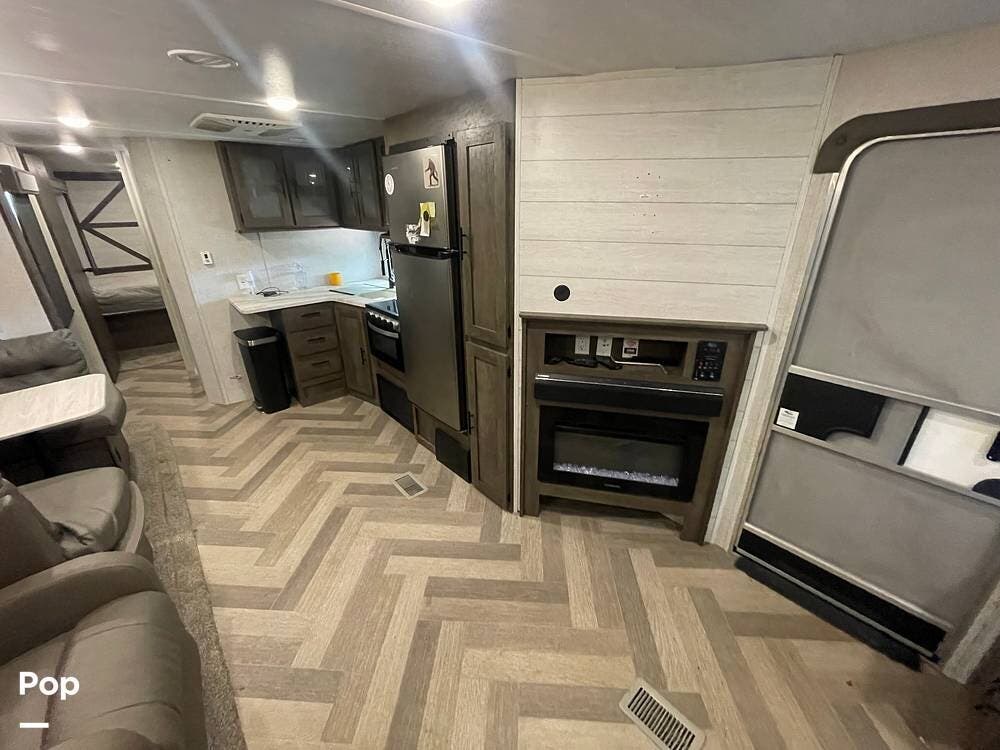 Call now about this 2020 Forest River Salem 32RLDS! 2020 Forest River Salem 32RLDS - Used Travel Trailer For Sale by Pop RVs in Liberty, Texas features Leveling Jacks, Awning, Slideout, Air Conditioning