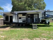 Call now about this 2021 Keystone Fuzion 424! 2021 Keystone Fuzion 424 - Used Toy Hauler For Sale by Pop RVs in Clearwater, Florida features Leveling Jacks, Air Conditioning, Awning, Slideout, Generator