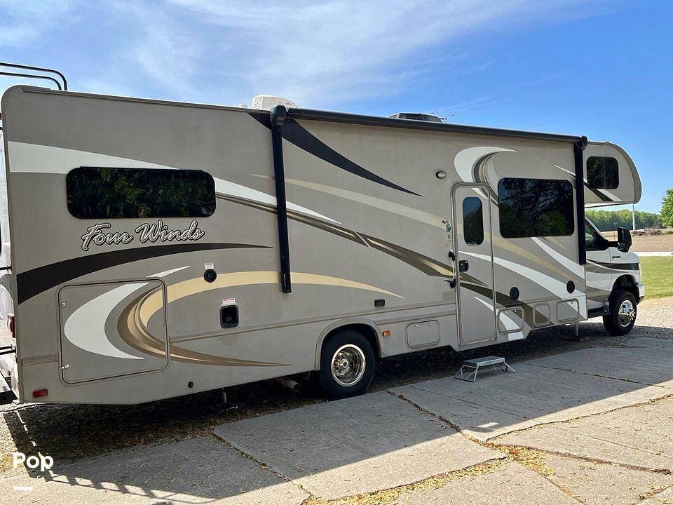 Call now about this 2015 Thor Motor Coach Four Winds 31W! 2015 Thor Motor Coach Four Winds 31W - Used Class C For Sale by Pop RVs in North Street, Michigan features Slideout, Air Conditioning, Generator, Awning, Leveling Jacks