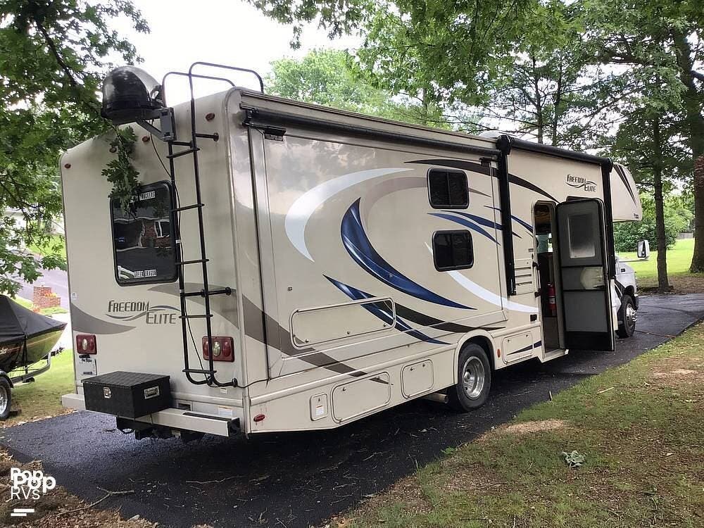 Call now about this 2018 Thor Motor Coach Freedom Elite 30FE! 2018 Thor Motor Coach Freedom Elite 30FE - Used Class C For Sale by Pop RVs in Martinsburg, West Virginia features Slideout, Awning, Air Conditioning, Generator