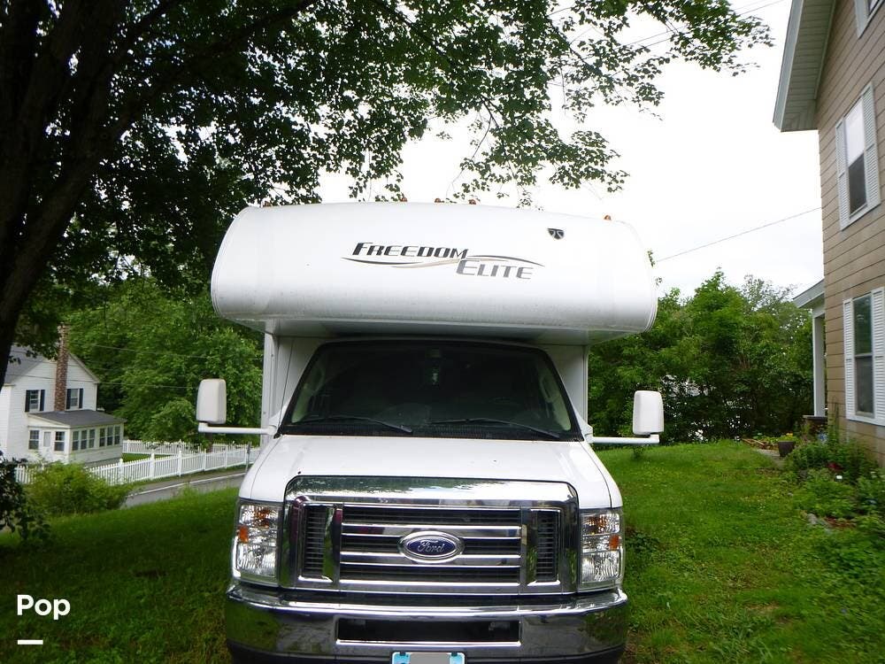 Call now about this 2016 Thor Motor Coach Freedom Elite 22FE! 2016 Thor Motor Coach Freedom Elite 22FE - Used Class C For Sale by Pop RVs in West Lebanon, New Hampshire features Air Conditioning, Awning, Generator, Slideout