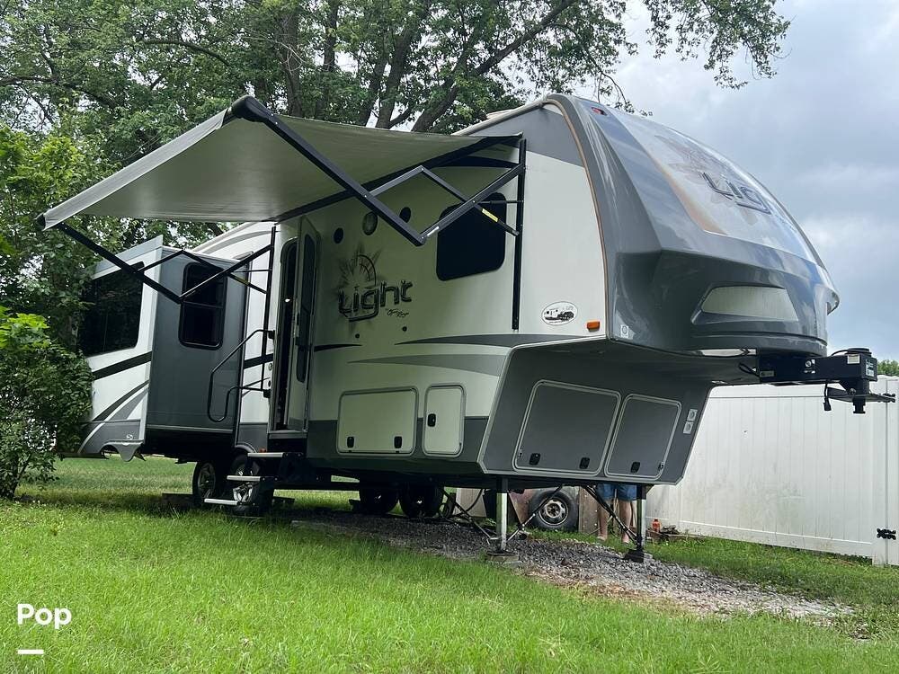 Used 2017 Highland Ridge Light 297RLS available in Wood River, Illinois
