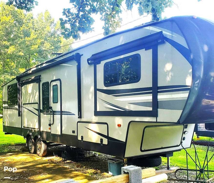Call now about this 2019 Keystone Sprinter 3551FWMLS! 2019 Keystone Sprinter 3551FWMLS - Used Fifth Wheel For Sale by Pop RVs in Venetia, Pennsylvania features Slideout, Awning, Leveling Jacks, Air Conditioning