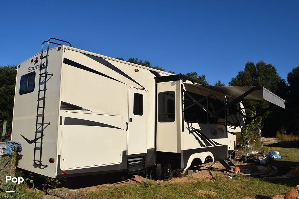 Call now about this 2020 Grand Design Solitude 3740BH! 2020 Grand Design Solitude 3740BH - Used Fifth Wheel For Sale by Pop RVs in Crestview, Florida features Air Conditioning, Leveling Jacks, Awning, Slideout