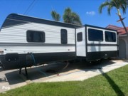 Call now about this 2022 Keystone Hideout 32LBH! 2022 Keystone Hideout 32LBH - Used Travel Trailer For Sale by Pop RVs in Cape Coral, Florida features Air Conditioning, Slideout, Leveling Jacks, Awning