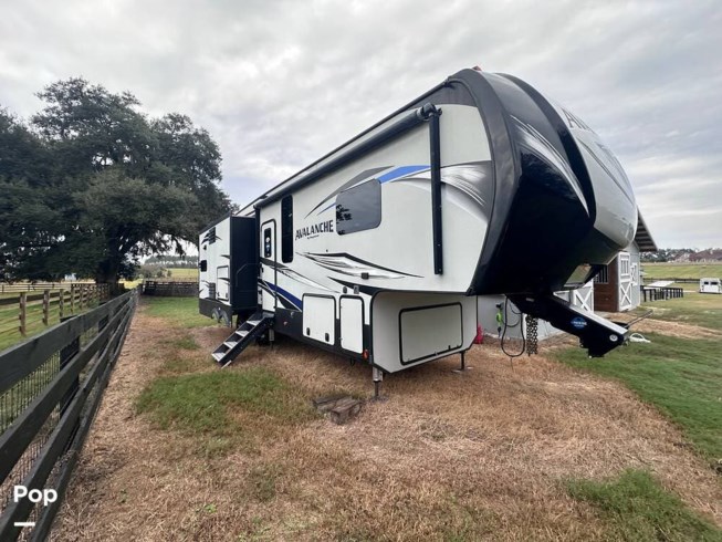 2019 Keystone Avalanche 332MK - Used Fifth Wheel For Sale by Pop RVs in Dunnellon, Florida