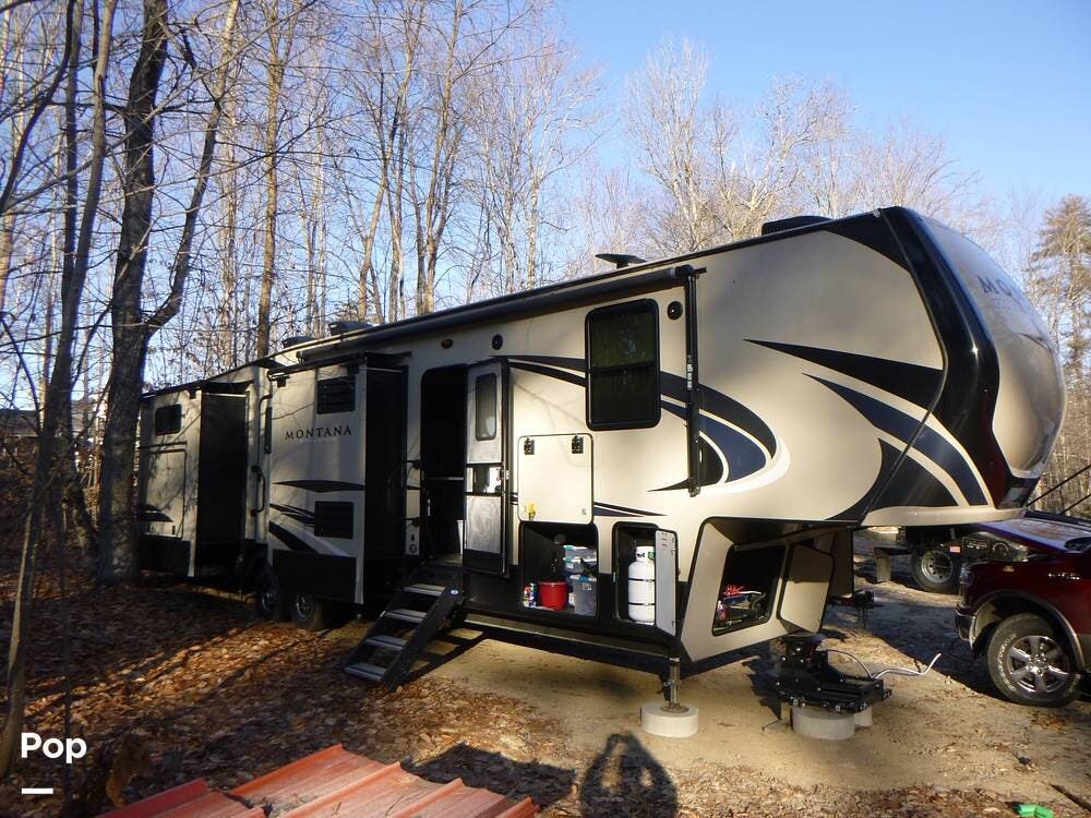 Call now about this 2020 Keystone Montana High Country 362RD! 2020 Keystone Montana High Country 362RD - Used Fifth Wheel For Sale by Pop RVs in Conway, New Hampshire features Slideout, Air Conditioning, Awning
